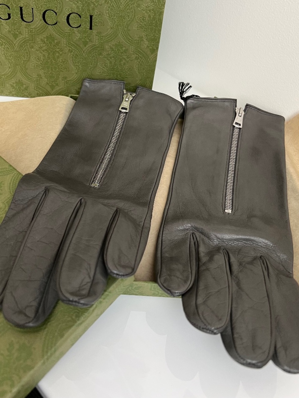 Gucci Lambskin Leather Gloves with Zipper Size L Silk Lining $900 Retail Unisex